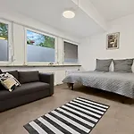 Gruppenapartment In Platz Fuer 16 Gaeste Parkplatz Apartman München