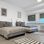 Gruppenapartment In Platz Fuer 16 Gaeste Parkplatz *