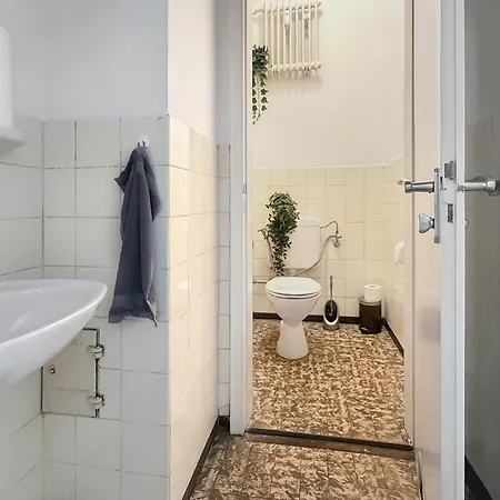 Gruppenapartment In Platz Fuer 16 Gaeste Parkplatz Lägenhet München