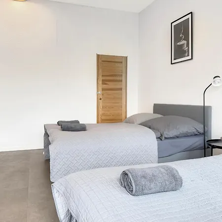 Gruppenapartment In Platz Fuer 16 Gaeste Parkplatz Lägenhet *