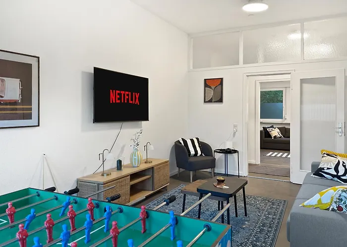 Gruppenapartment In Platz Fuer 16 Gaeste Parkplatz アパート *