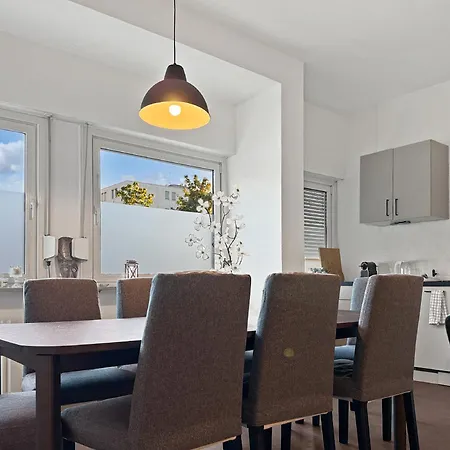 Gruppenapartment In Platz Fuer 16 Gaeste Parkplatz Apartment *