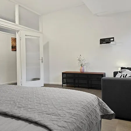 Gruppenapartment In Platz Fuer 16 Gaeste Parkplatz *